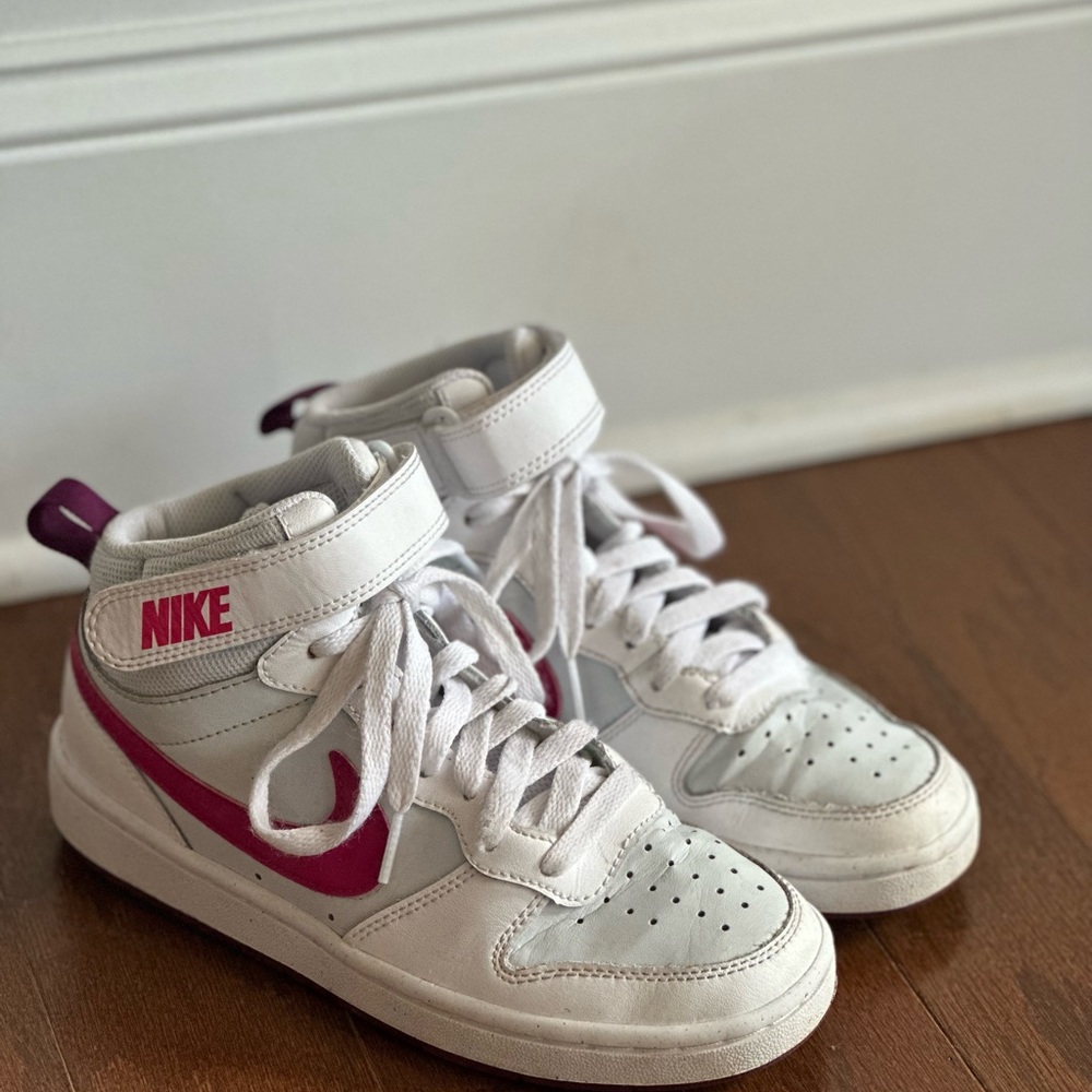 Girls Nike Court Borough Mid size 3.5. Great condition! Comfortable shoe!